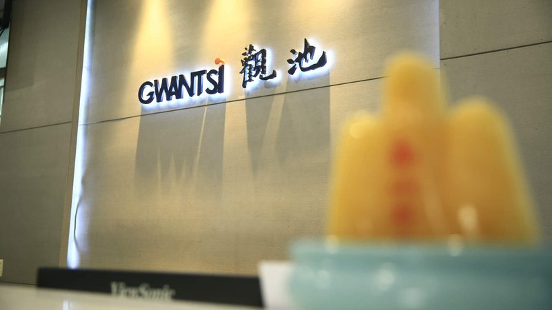 撰写邀约邮件时，要简洁明了地介绍自己、企业及邀约目的。以下是一些要点：